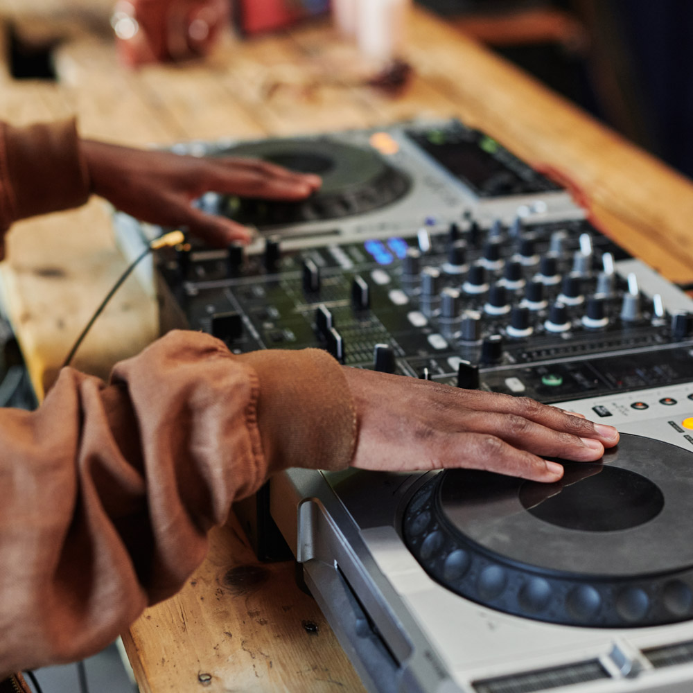 DJ-event DJ på ett event. Eventfotografen fångade musiken.