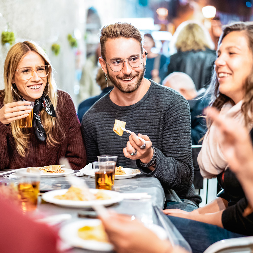 event_mat Eventfotografering med eventfotograf. Vänner äter.