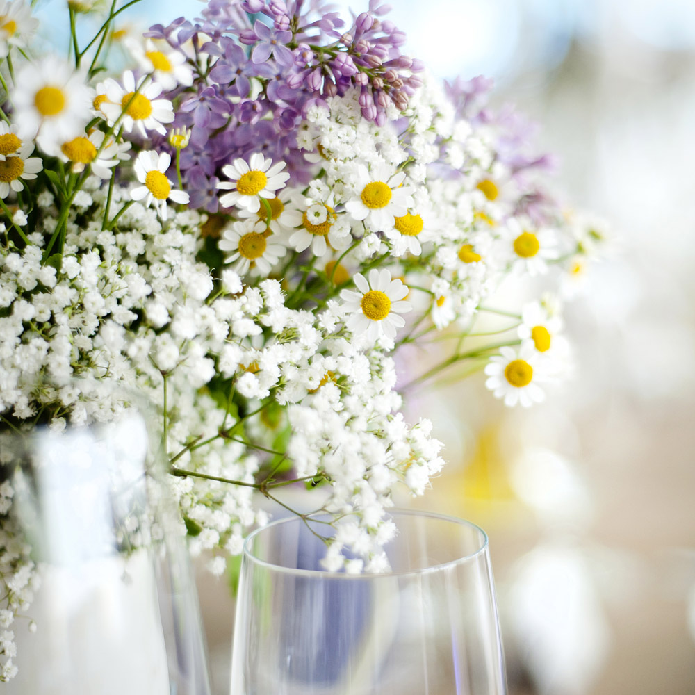 eventfotografering-bordsdekortation Bordsdekoration fångat av eventfotograf. Eventfotografering på sommarfest.