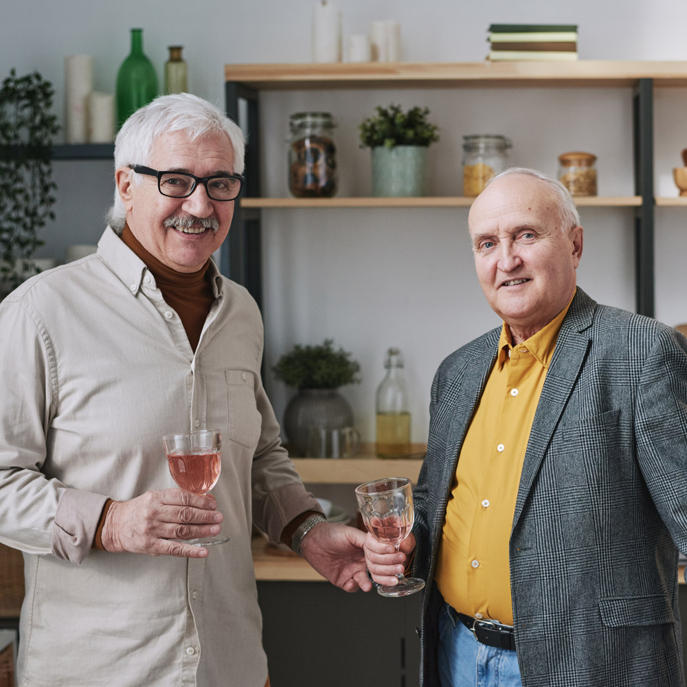 eventfotografering-man_med_vinglas Eventfotografering män med vinglas. Minglar på event. Mingelfotografering.