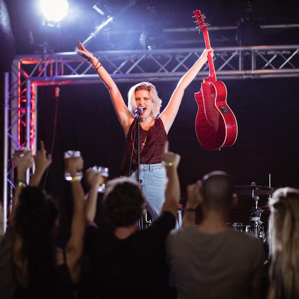 eventfotografering-musiker Eventfotografering med eventfotograf. Sångerska spelar för gästerna.