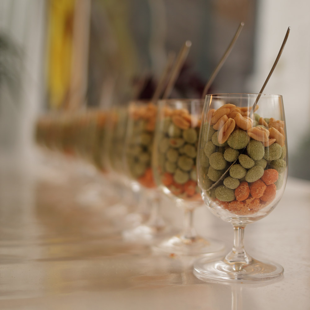 eventfotografering-snacks Eventfotografering. Snacks på ett bord i glas med skedar.