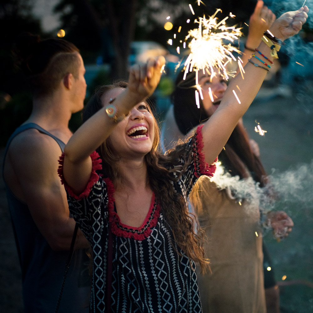 eventfotografering_tomtebloss_kvinna Eventfotografering av eventfotograf. Kvinna med tomtebloss på stort event.